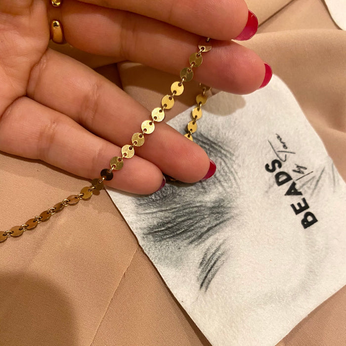 Anti-tarnish cloth treated with chemical agents to remove tarnish