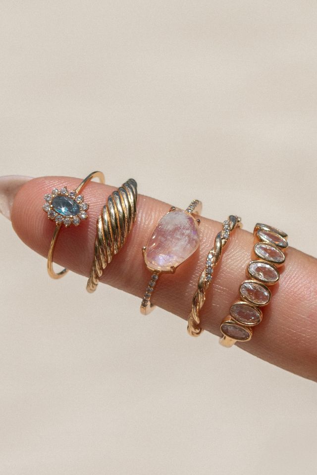 The delicate Azul ring, a vintage-inspired band with a blue sapphire centerpiece