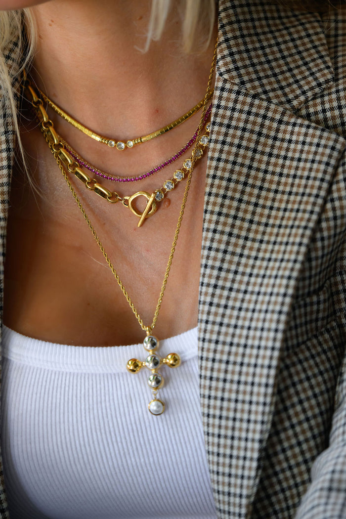 Collins necklace in gold, a collar style chain with three sparkling stones