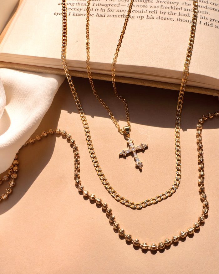 Close up of a neckline wearing the sparkling Harley chain necklace