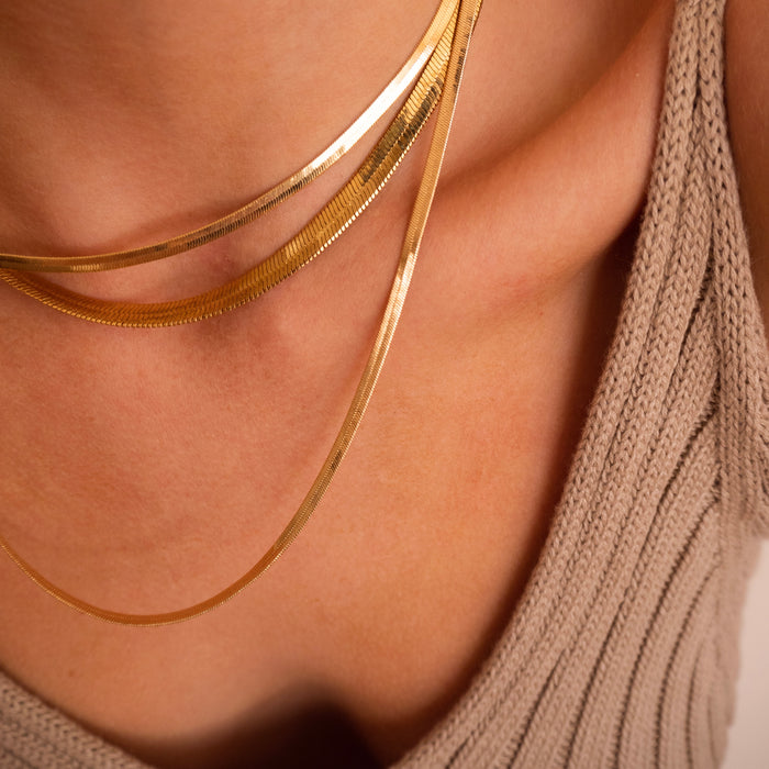 Close up of a neckline wearing the Jumbo Nile flat chain necklace