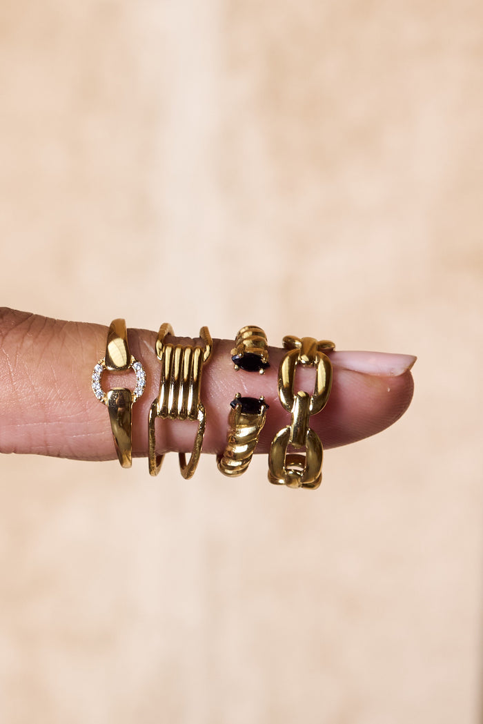 Close view of the pavé circle at the center of the two-tone Karma ring