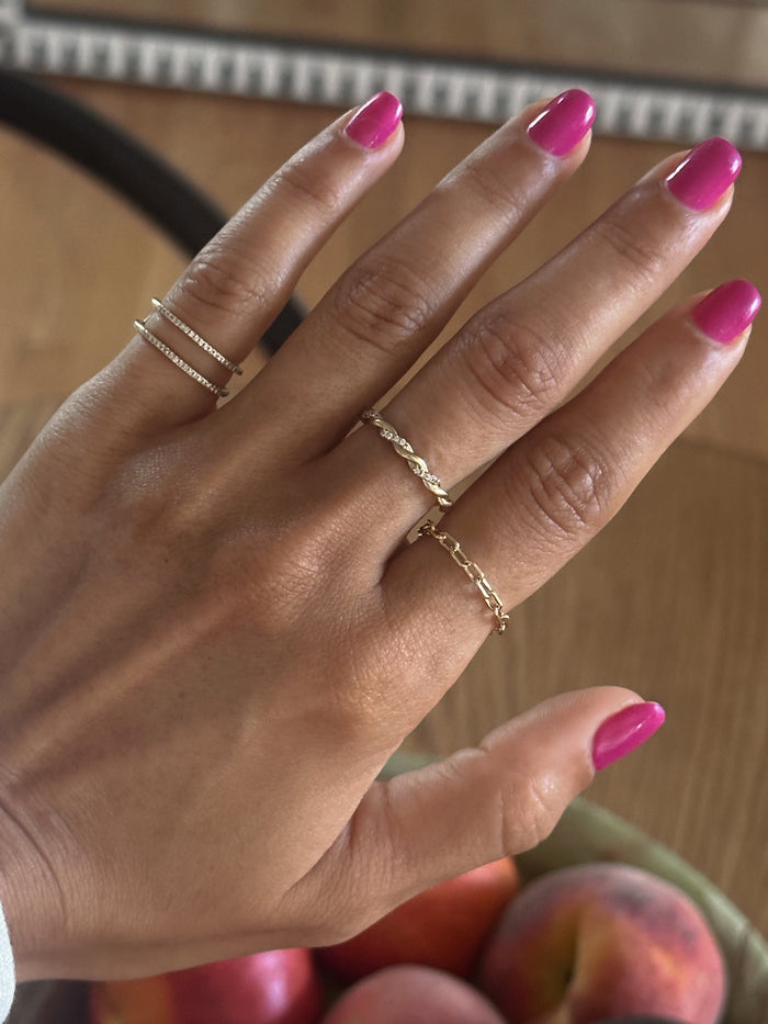 Close view of the linked chain construction of the gold Kaylee ring