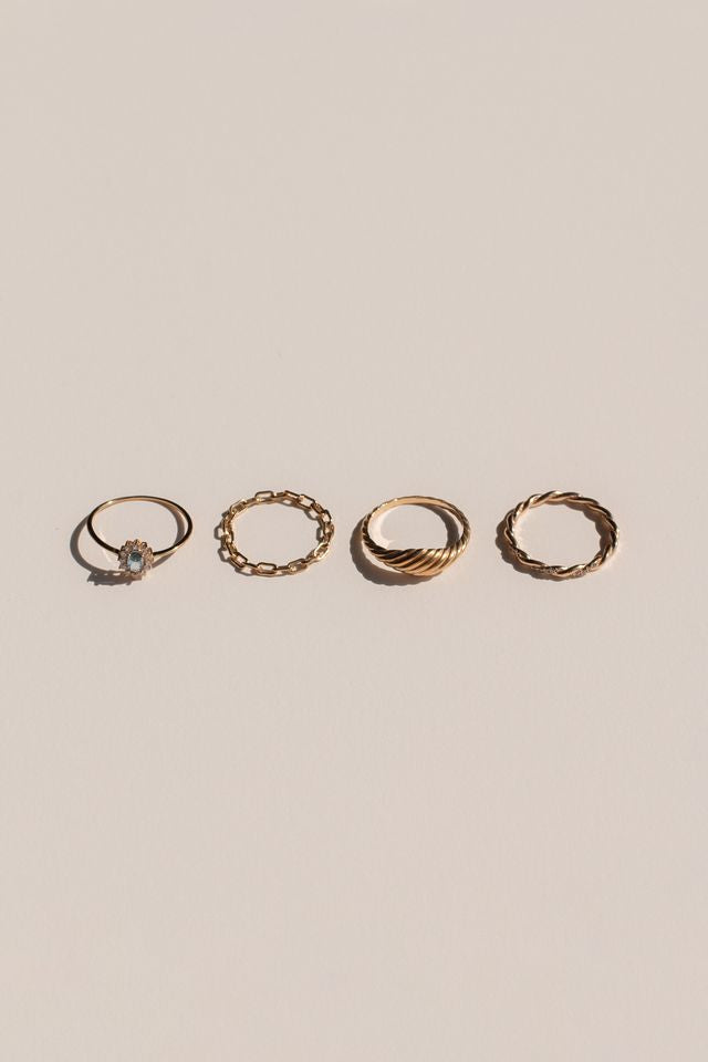 The Kaylee chain ring, a soft gold chain that wraps comfortably around the finger