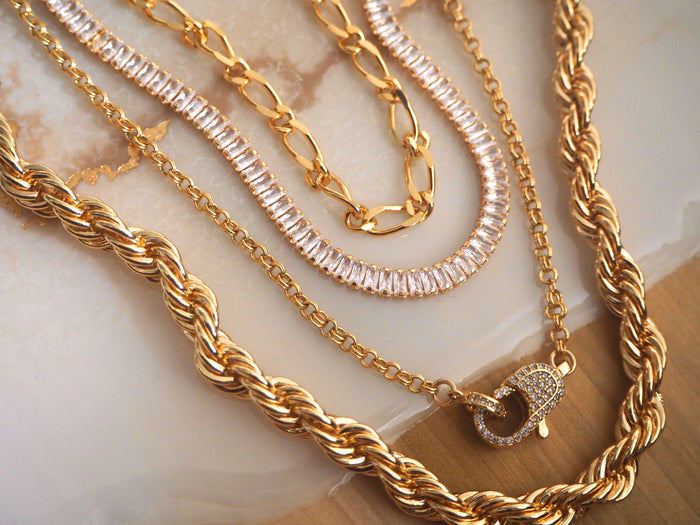 Close up of a neckline wearing the Manhattan chain necklace in gold