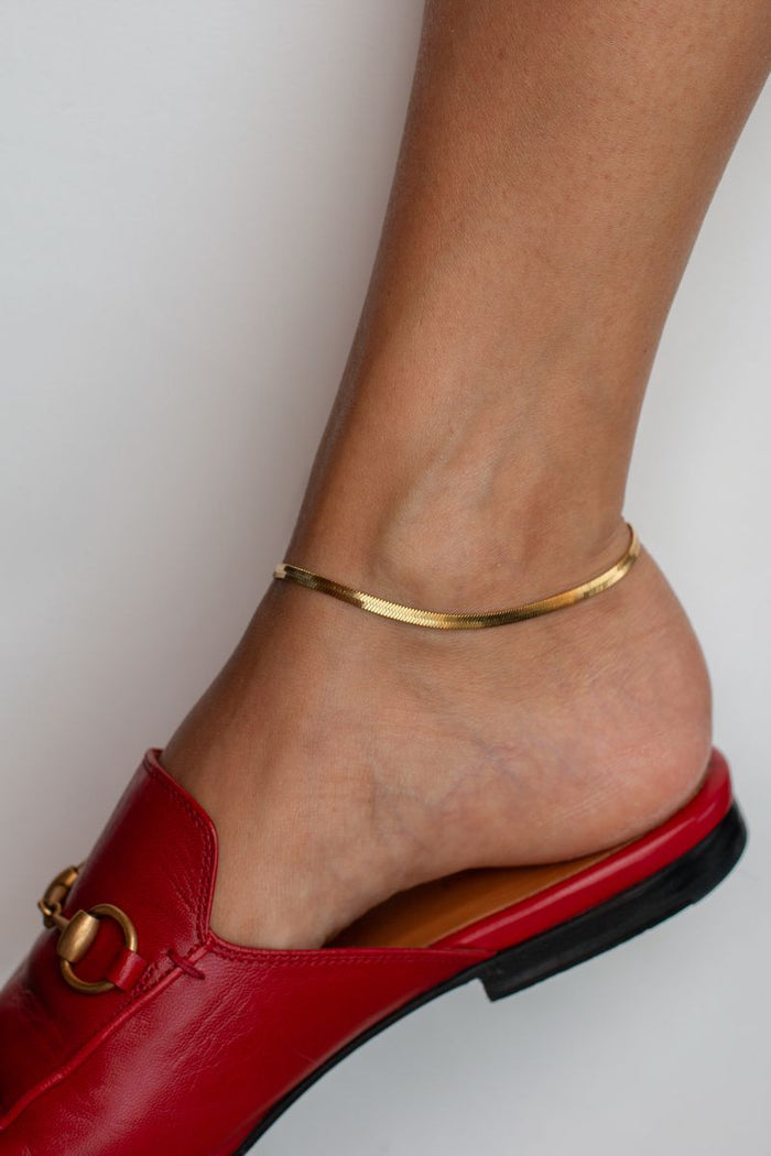Gold Nile herringbone anklet that catches the light from every angle