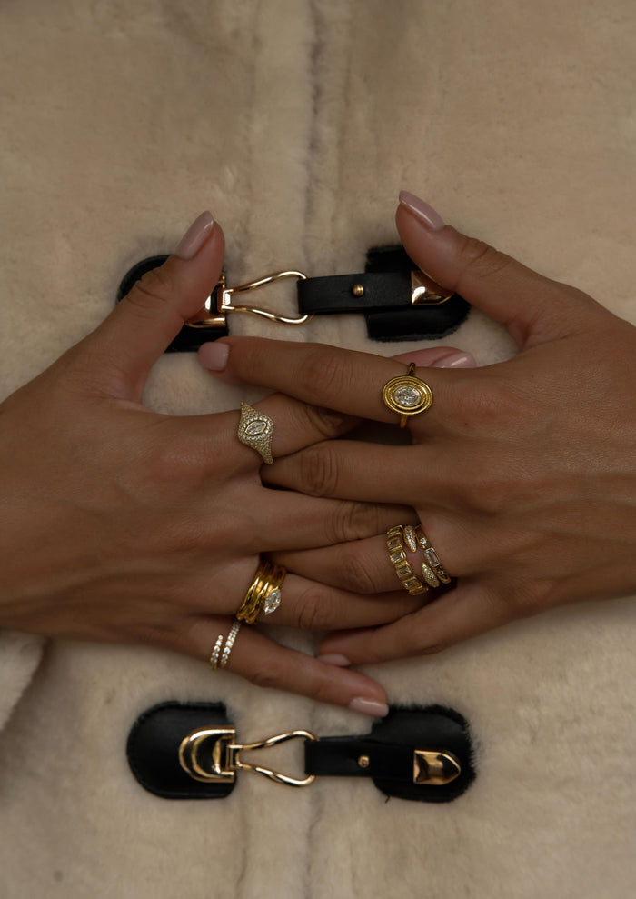 Odette ring in 18k gold with a bezel set oval centerpiece stone