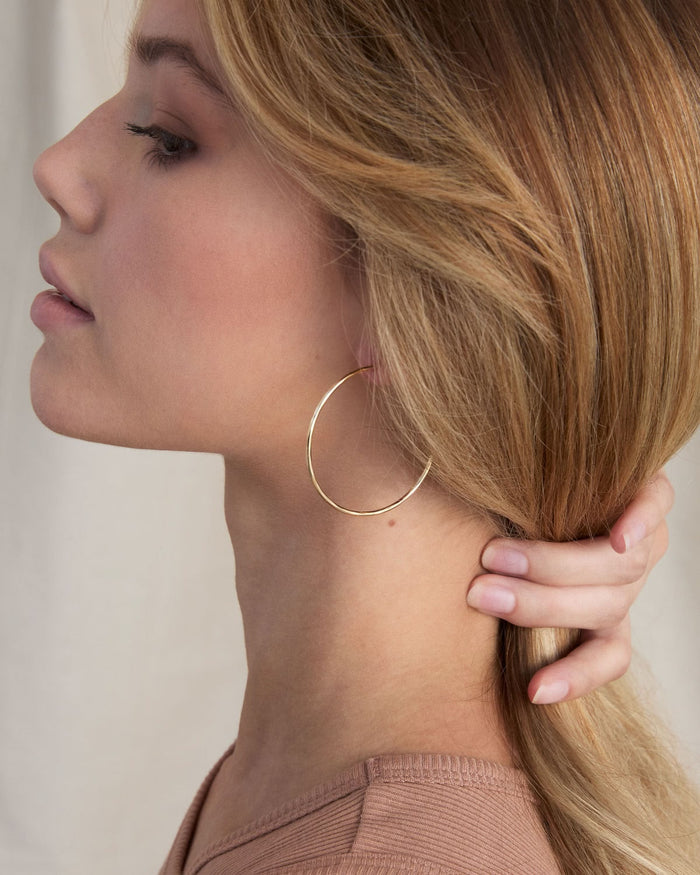BRYAN ANTHONYS SIMPLICITY MAXI HOOP EARRINGS ON MODEL