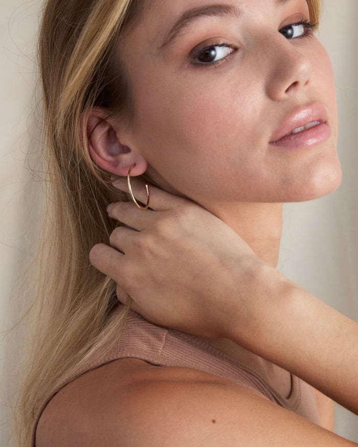 BRYAN ANTHONYS SIMPLICITY MIDI HOOP EARRINGS ON MODEL