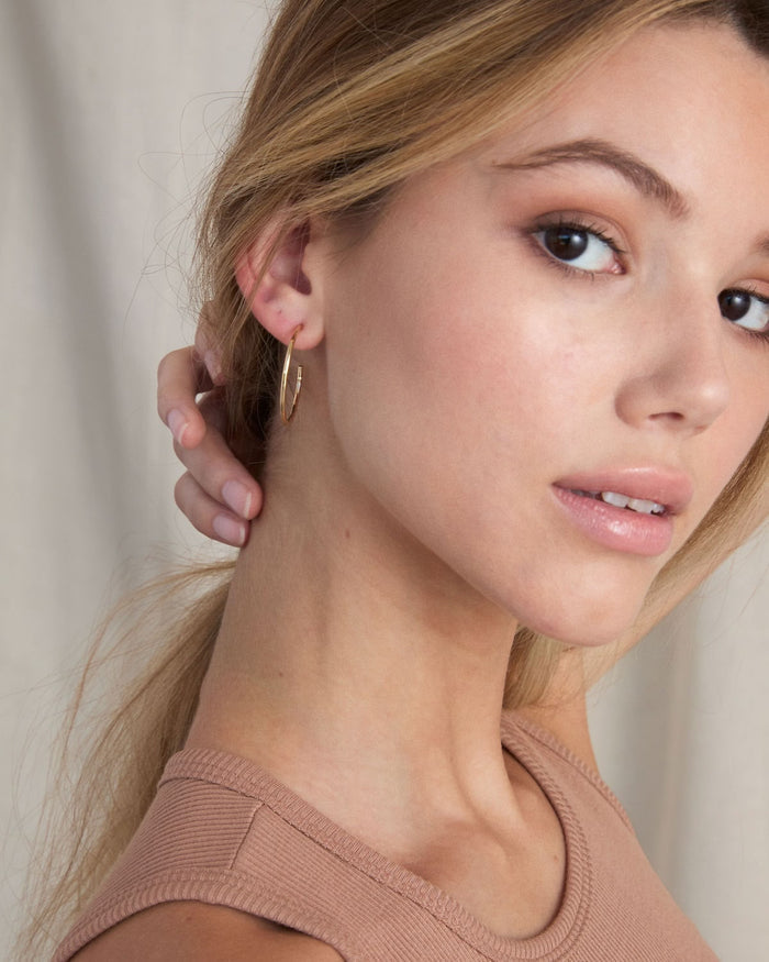 BRYAN ANTHONYS SIMPLICITY MIDI HOOP EARRINGS ON MODEL