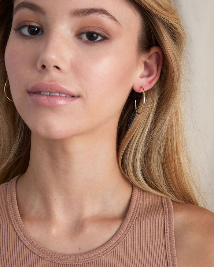 BRYAN ANTHONYS SIMPLICITY MIDI HOOP EARRINGS ON MODEL