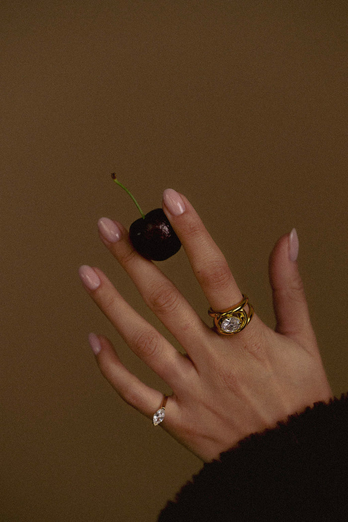 Solitaire Love Knot ring in gold with a sculptural knot and brilliant stone
