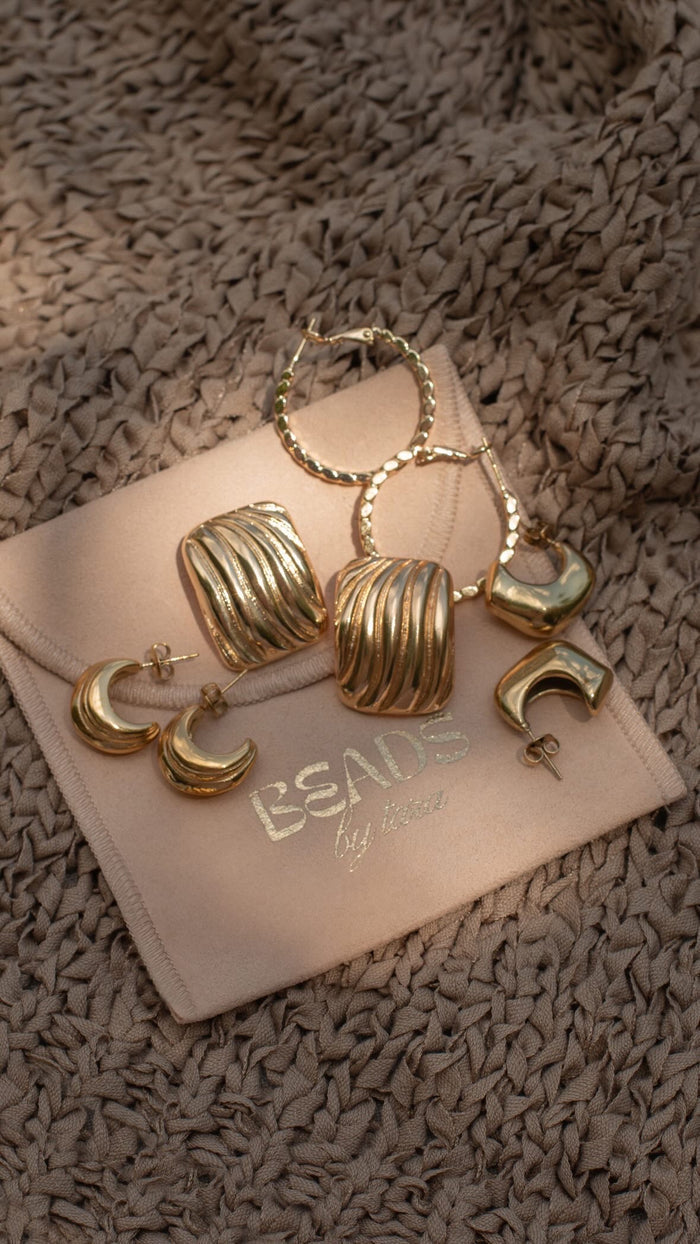 Vista earrings with vintage-inspired grooves and ridges for an everyday hoop